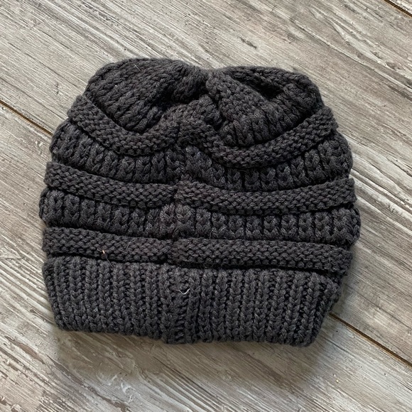 NEVER WORN KIDS CC BEANIE. - Picture 2 of 4